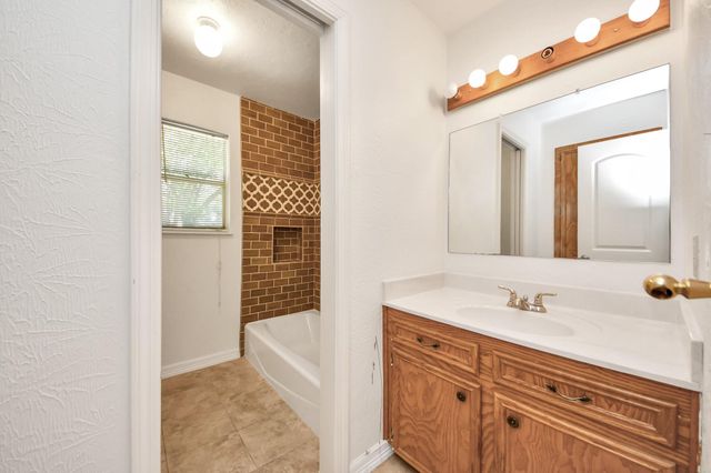 215 Hardy Street, Bacliff, TX 77518