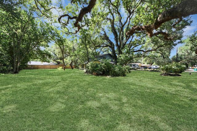 215 Hardy Street, Bacliff, TX 77518