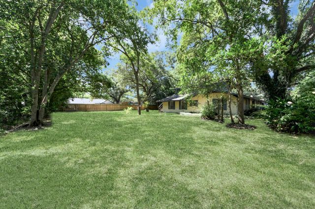 215 Hardy Street, Bacliff, TX 77518