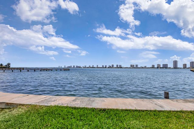 2936 Lake Shore Drive 309, Riviera Beach, FL 33404