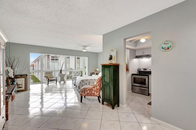 2936 Lake Shore Drive 309, Riviera Beach, FL 33404