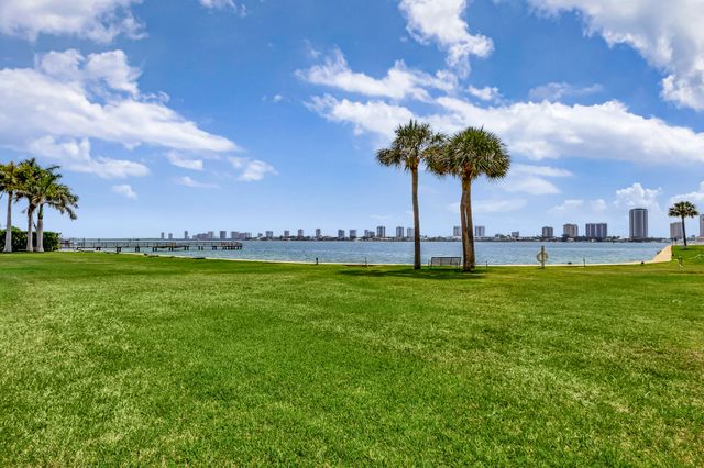 2936 Lake Shore Drive 309, Riviera Beach, FL 33404