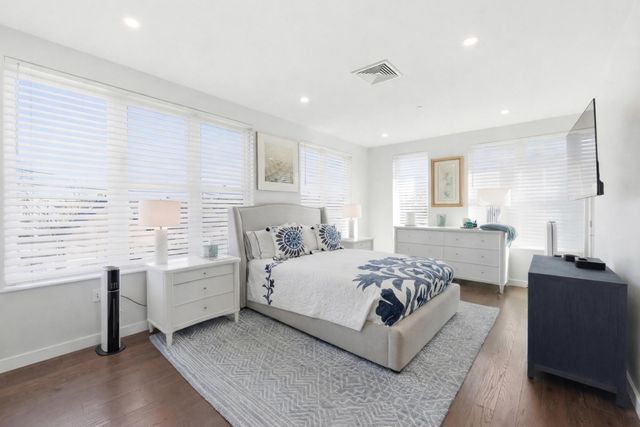 68 Los Angeles St PH5, Newton, MA 02458