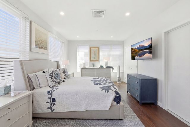 68 Los Angeles St PH5, Newton, MA 02458