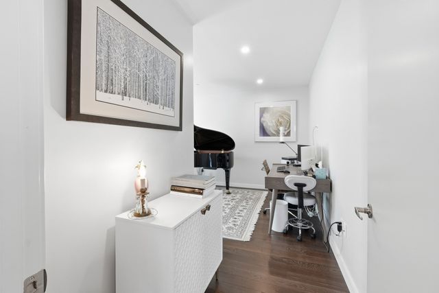 68 Los Angeles St PH5, Newton, MA 02458