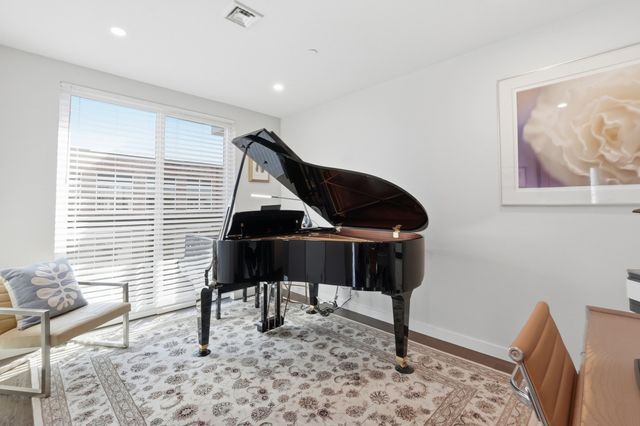 68 Los Angeles St PH5, Newton, MA 02458