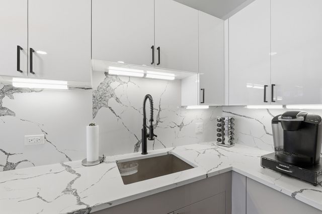 68 Los Angeles St PH5, Newton, MA 02458