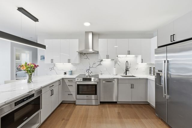 68 Los Angeles St PH5, Newton, MA 02458