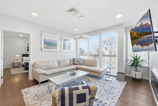 68 Los Angeles St PH5, Newton, MA 02458