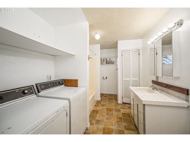 92133 MARCOLA Rd, Marcola, OR 97454