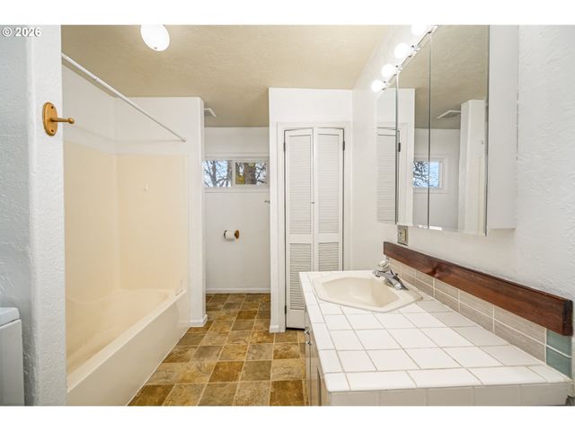 92133 MARCOLA Rd, Marcola, OR 97454