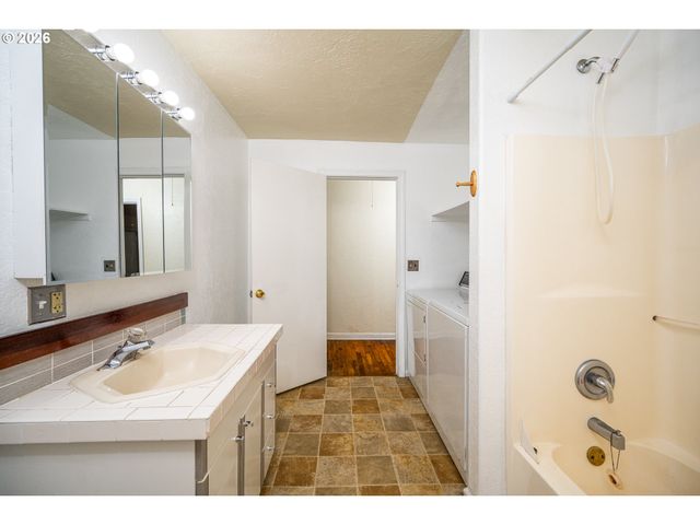 92133 MARCOLA Rd, Marcola, OR 97454