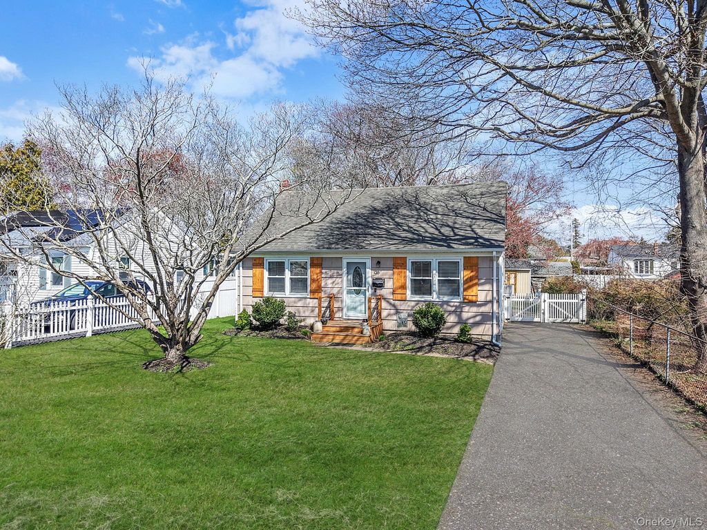 35 Thorburn Avenue, Patchogue, NY 11772 — exterior