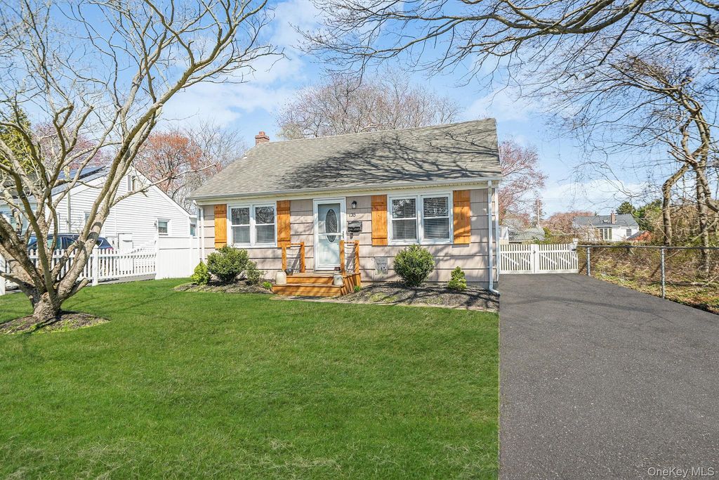 35 Thorburn Avenue, Patchogue, NY 11772 — photo 5