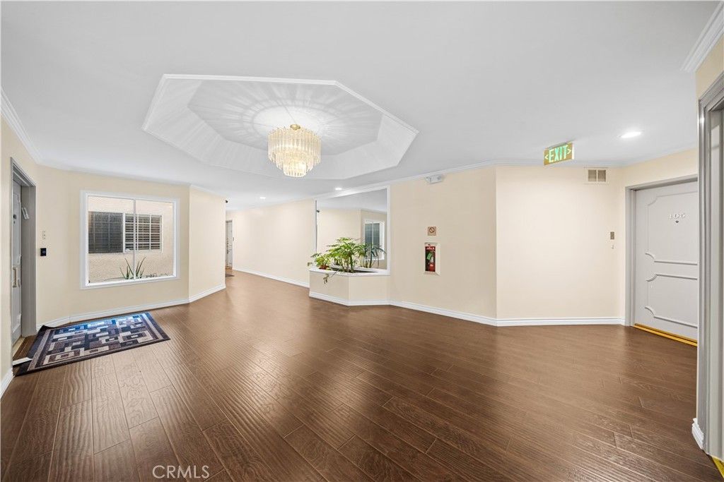 Image 10 of property listing at 10475 Ashton Avenue Avenue 301, Los Angeles, CA 90024