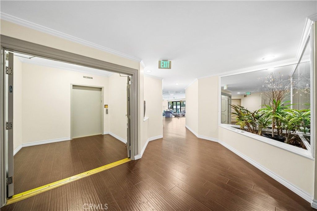 Image 11 of property listing at 10475 Ashton Avenue Avenue 301, Los Angeles, CA 90024