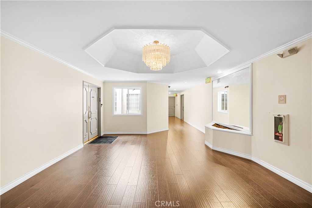 Image 12 of property listing at 10475 Ashton Avenue Avenue 301, Los Angeles, CA 90024