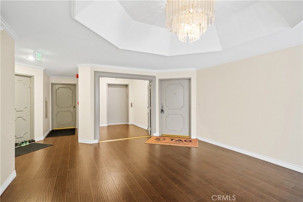Image 13 of property listing at 10475 Ashton Avenue Avenue 301, Los Angeles, CA 90024