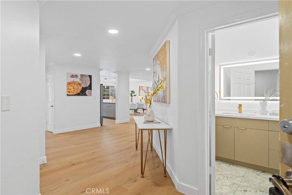 Image 15 of property listing at 10475 Ashton Avenue Avenue 301, Los Angeles, CA 90024