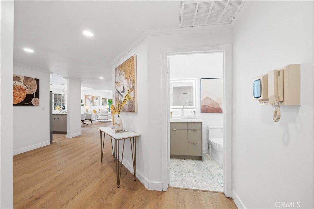 Image 16 of property listing at 10475 Ashton Avenue Avenue 301, Los Angeles, CA 90024