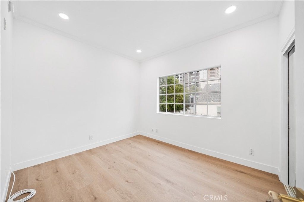 Image 19 of property listing at 10475 Ashton Avenue Avenue 301, Los Angeles, CA 90024