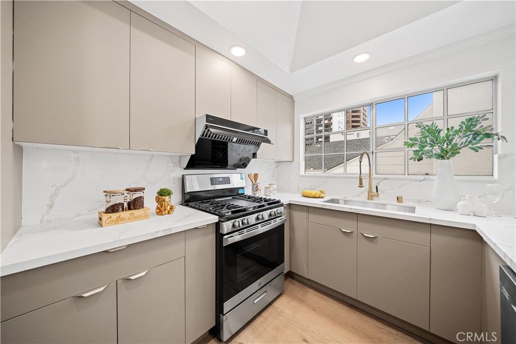 Image 24 of property listing at 10475 Ashton Avenue Avenue 301, Los Angeles, CA 90024