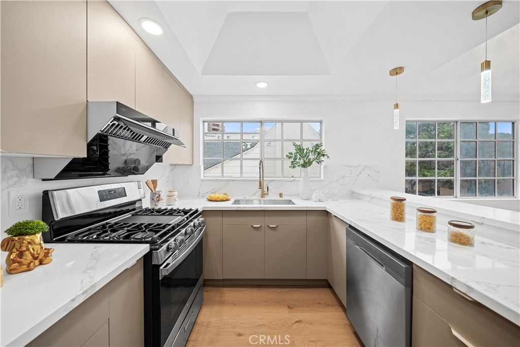 Image 25 of property listing at 10475 Ashton Avenue Avenue 301, Los Angeles, CA 90024