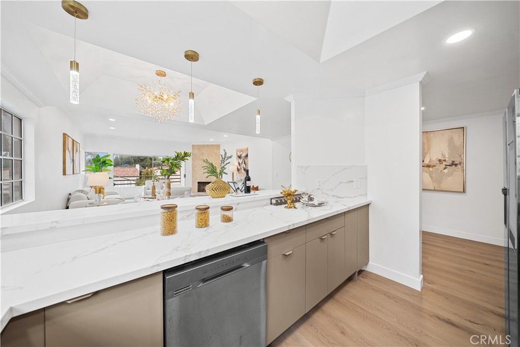 Image 26 of property listing at 10475 Ashton Avenue Avenue 301, Los Angeles, CA 90024