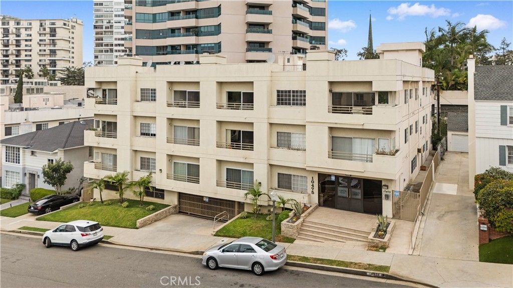 Image 3 of property listing at 10475 Ashton Avenue Avenue 301, Los Angeles, CA 90024