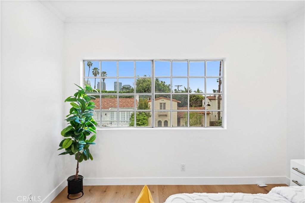 Image 32 of property listing at 10475 Ashton Avenue Avenue 301, Los Angeles, CA 90024