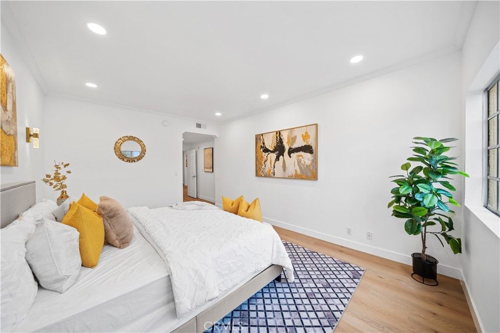 Image 33 of property listing at 10475 Ashton Avenue Avenue 301, Los Angeles, CA 90024