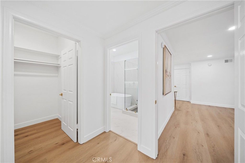 Image 34 of property listing at 10475 Ashton Avenue Avenue 301, Los Angeles, CA 90024