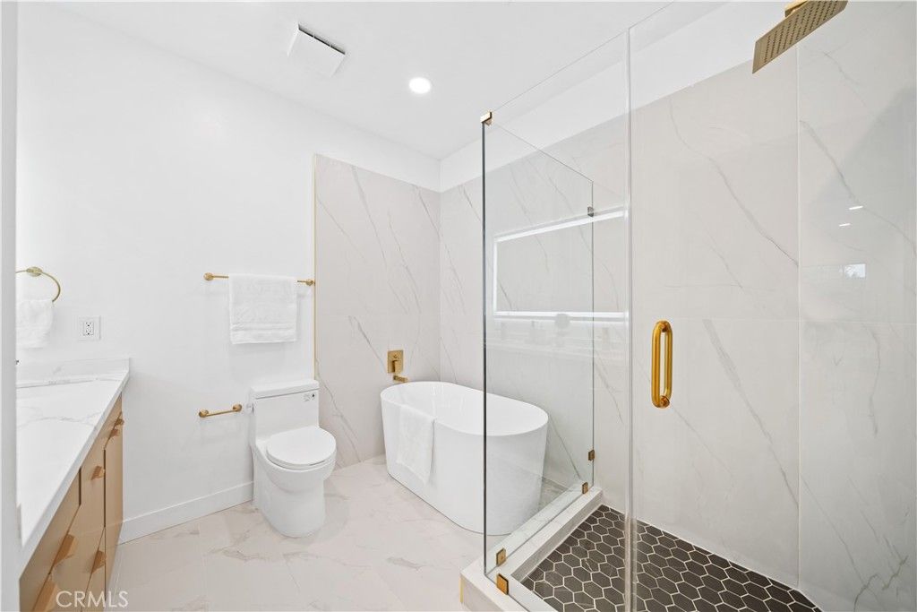 Image 35 of property listing at 10475 Ashton Avenue Avenue 301, Los Angeles, CA 90024