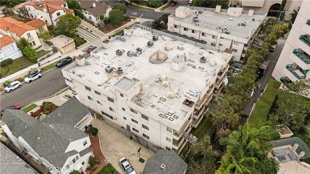 Image 4 of property listing at 10475 Ashton Avenue Avenue 301, Los Angeles, CA 90024