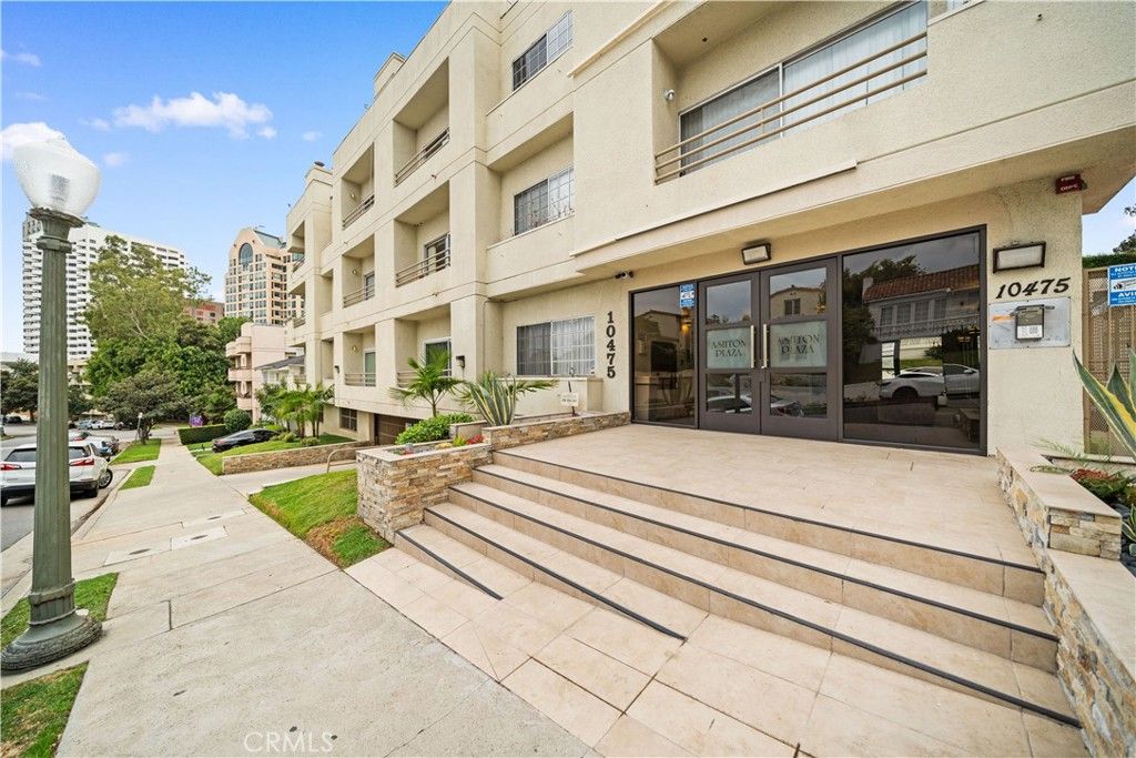 Image 5 of property listing at 10475 Ashton Avenue Avenue 301, Los Angeles, CA 90024