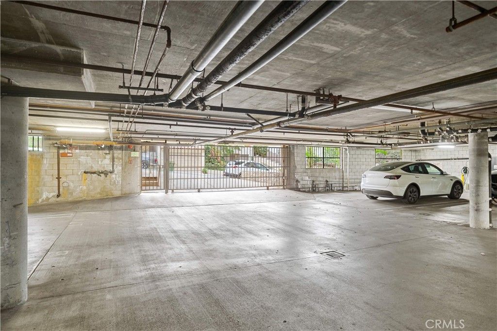 Image 50 of property listing at 10475 Ashton Avenue Avenue 301, Los Angeles, CA 90024