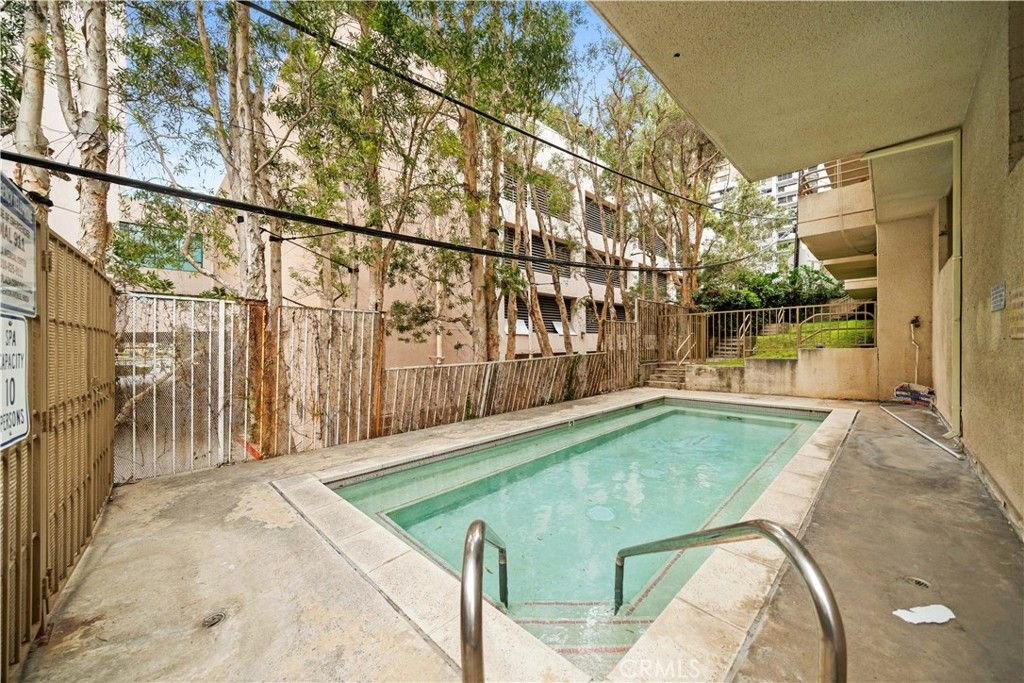 Image 52 of property listing at 10475 Ashton Avenue Avenue 301, Los Angeles, CA 90024