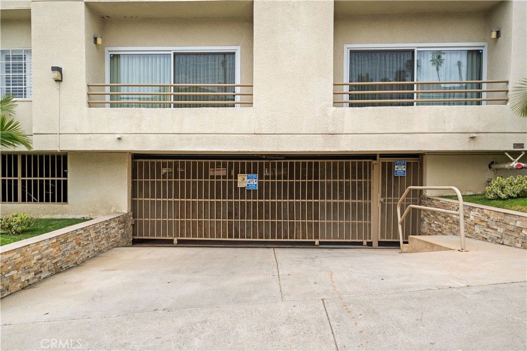 Image 6 of property listing at 10475 Ashton Avenue Avenue 301, Los Angeles, CA 90024