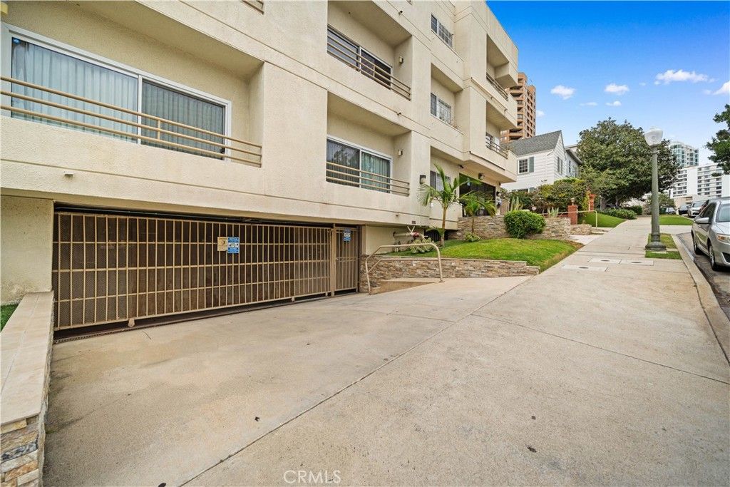 Image 7 of property listing at 10475 Ashton Avenue Avenue 301, Los Angeles, CA 90024