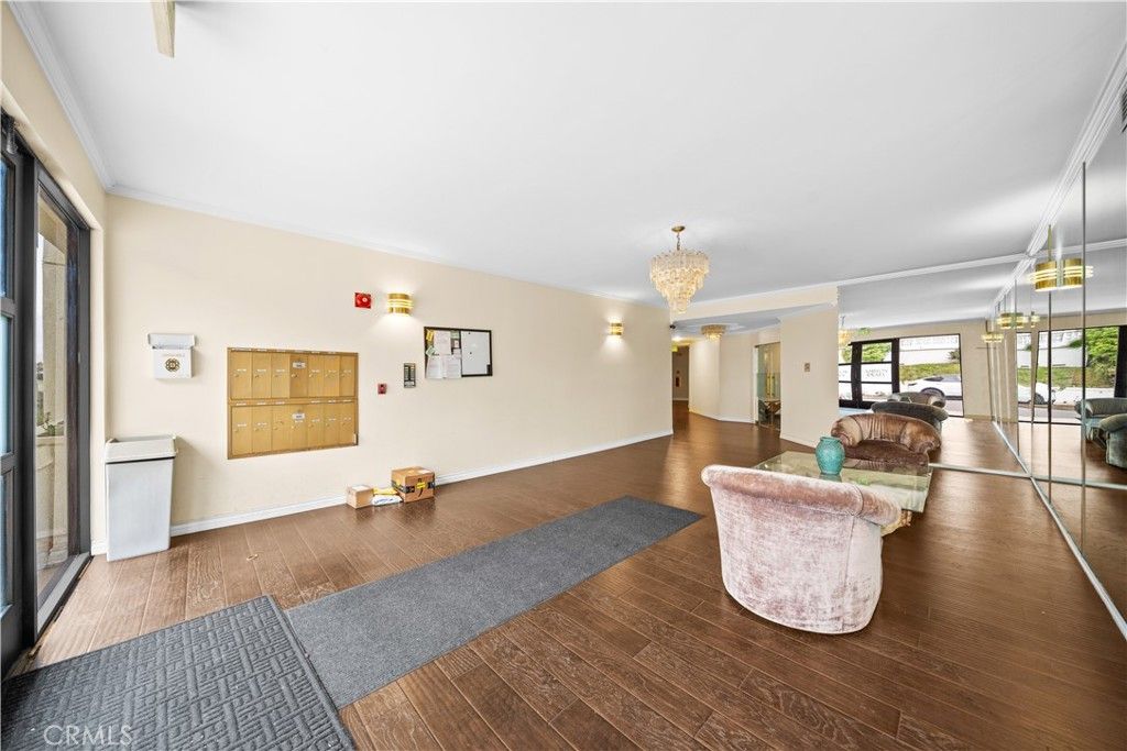 Image 8 of property listing at 10475 Ashton Avenue Avenue 301, Los Angeles, CA 90024