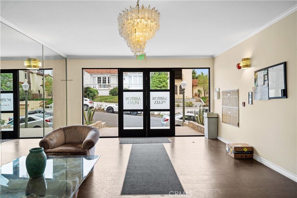 Image 9 of property listing at 10475 Ashton Avenue Avenue 301, Los Angeles, CA 90024