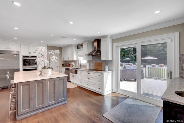 4 Jason Court, Dix Hills, NY 11746