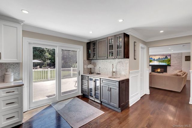 4 Jason Court, Dix Hills, NY 11746