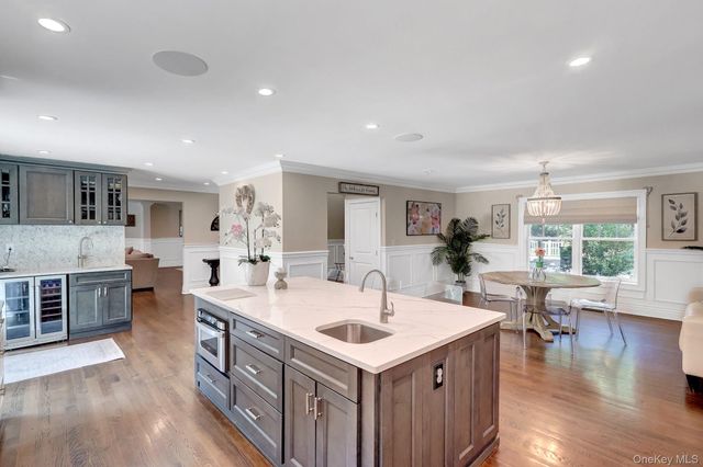 4 Jason Court, Dix Hills, NY 11746