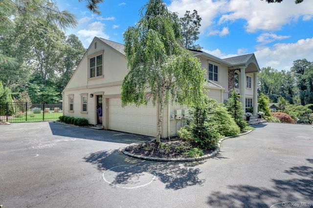 4 Jason Court, Dix Hills, NY 11746