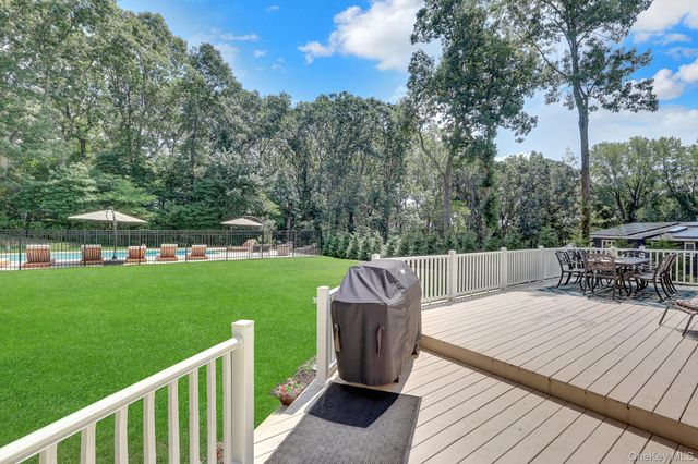 4 Jason Court, Dix Hills, NY 11746