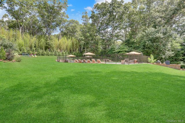 4 Jason Court, Dix Hills, NY 11746