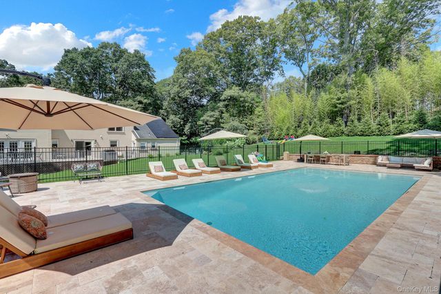 4 Jason Court, Dix Hills, NY 11746