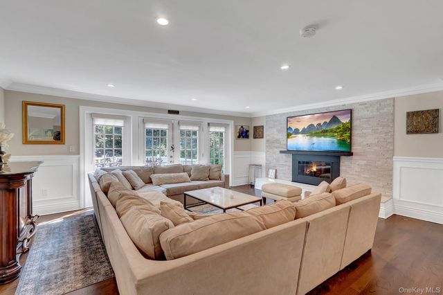 4 Jason Court, Dix Hills, NY 11746