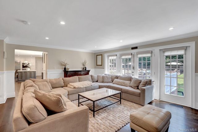 4 Jason Court, Dix Hills, NY 11746